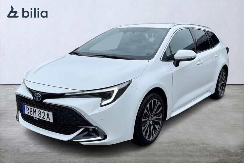 Vit Begagnad 2024 Toyota Corolla Style Kombi | 324 900 kr (Marknadspris) - Bild 1/3
