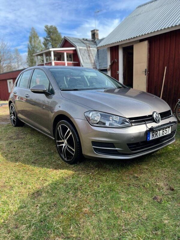 Grå Begagnad 2014 VW Golf VII Halvkombi | 89 900 kr (Marknadspris) - Bild 1/4