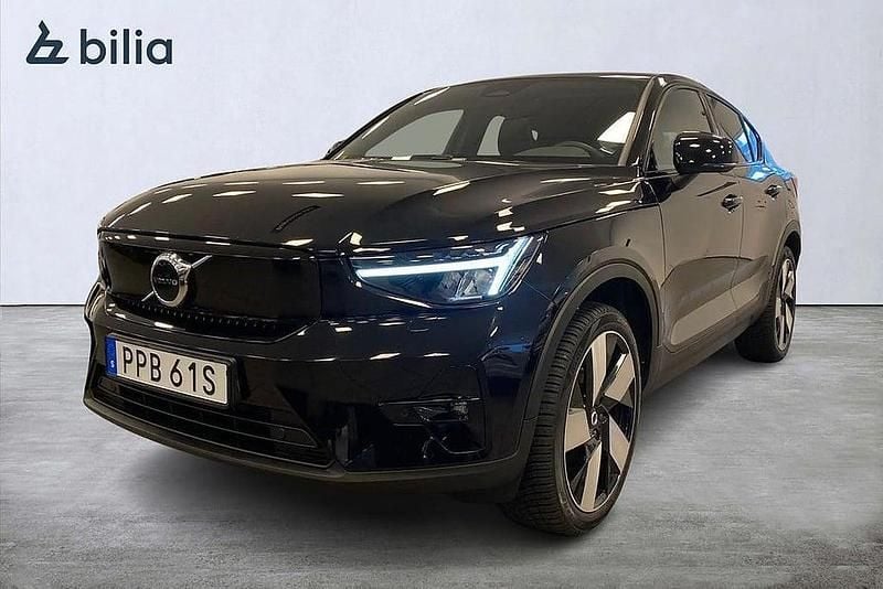 Svart Begagnad 2023 Volvo EC40 Plus SUV | 394 900 kr (Marknadspris) - Bild 1/3