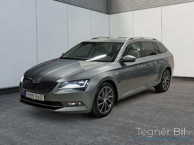 Grå Begagnad 2018 Skoda Superb LAURIN & KLEMENT Kombi | 218 900 kr (Marknadspris) - Bild 1/4