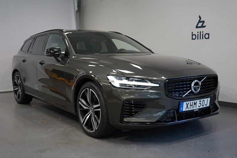 Mörkgrå (grå) Begagnad 2022 Volvo V60 R-Design Kombi | 479 000 kr (Marknadspris) - Bild 1/3