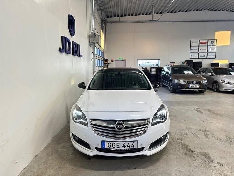 Begagnad Opel Insignia Business 194 HK (142 kW) 2014 Vit Halvkombi
