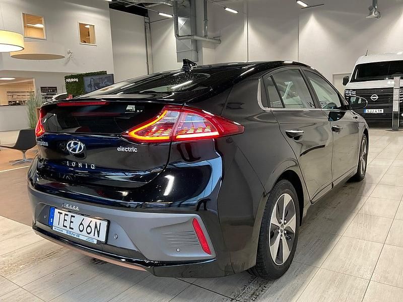 Begagnad Hyundai Ioniq Premium 100 kW (136 HK) 2019 Phantom black metallic Halvkombi