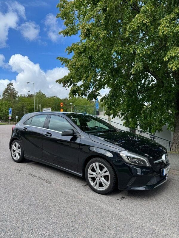 Svart Begagnad 2016 Mercedes A180 Halvkombi | 155 000 kr (Marknadspris) - Bild 1/4