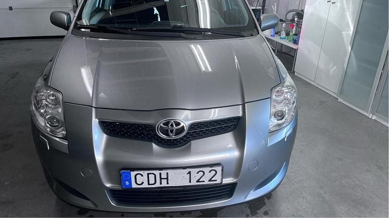 Grå Begagnad 2008 Toyota Auris Halvkombi | 69 500 kr (Marknadspris) - Bild 1/4
