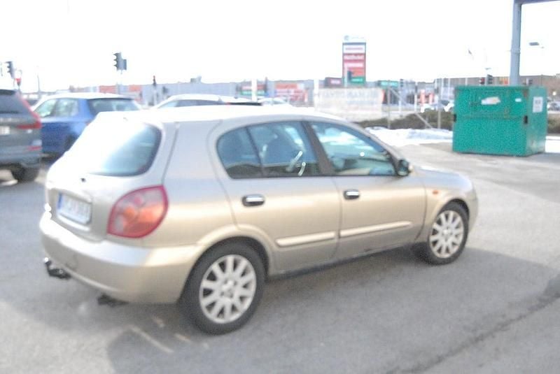Begagnad Nissan Almera 116 HK (85 kW) 2004 Gul Halvkombi