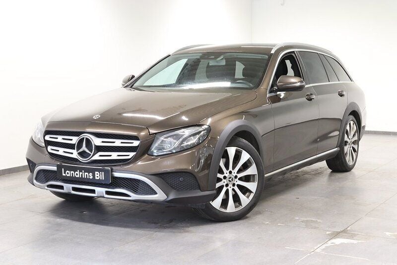 Mörkbrun (brun metallic) Begagnad 2017 Mercedes E220 Avantgarde Kombi | 259 000 kr (Marknadspris) - Bild 1/4