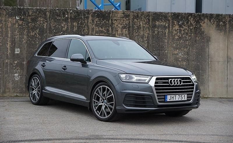 Grå Begagnad 2015 Audi Q7 S-Line SUV | 265 000 kr (Lite dyr) - Bild 1/4