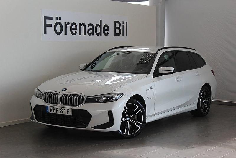 Vit (mineralvit ) Begagnad 2024 BMW 330e M Sport Kombi | 519 000 kr (Marknadspris) - Bild 1/4