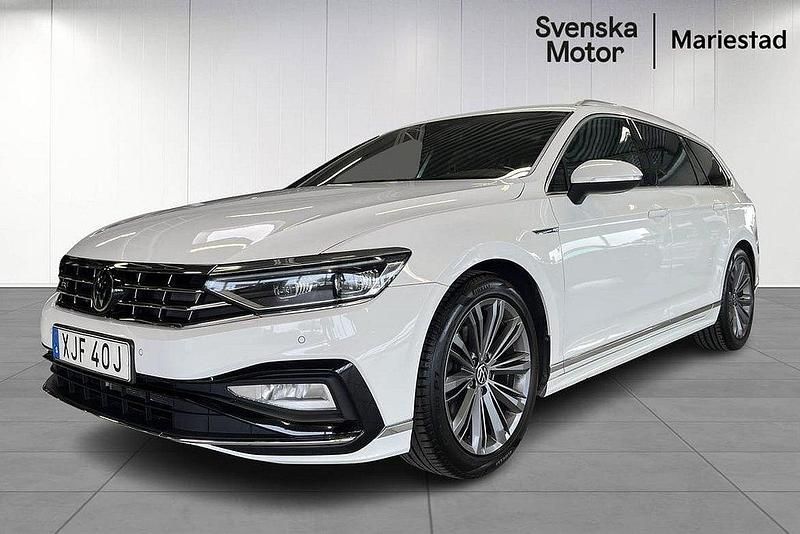 Vit Begagnad 2021 VW Passat R-line Kombi | 248 200 kr (Marknadspris) - Bild 1/4
