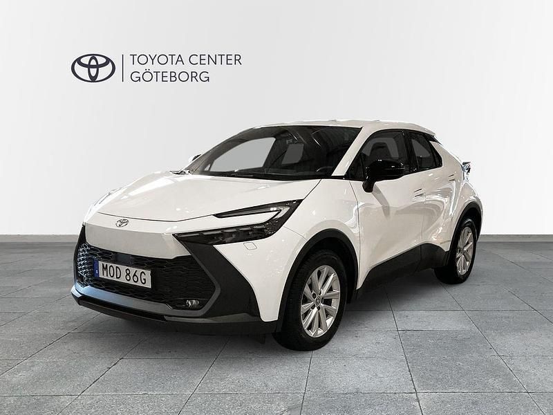 Vit Begagnad 2024 Toyota C-HR Style SUV | 399 900 kr (Bra pris) - Bild 1/3