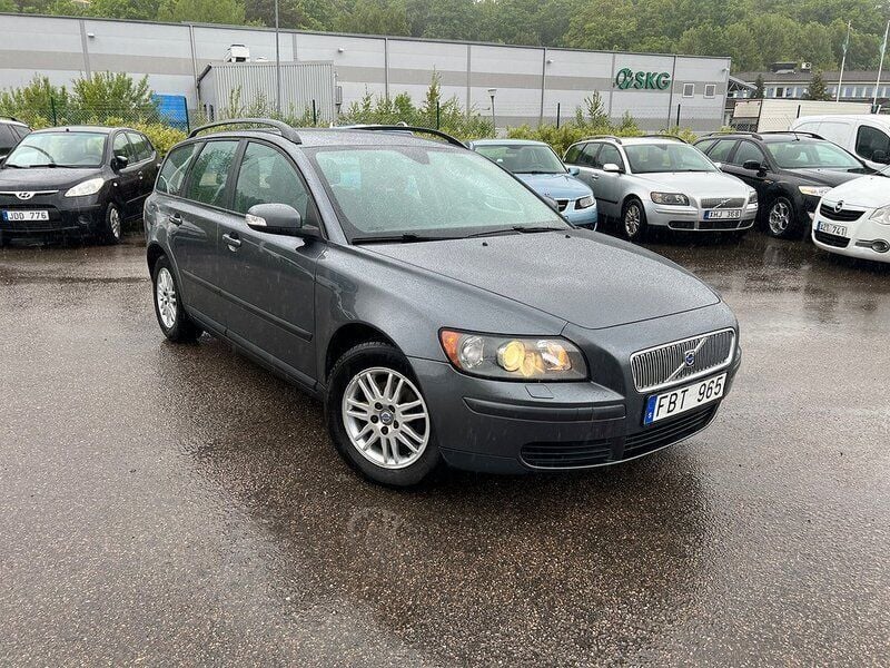 Grå Begagnad 2007 Volvo V50 Kinetic Kombi | 27 900 kr (Marknadspris) - Bild 1/4