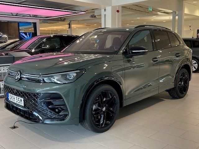 Grön Ny 2025 VW Tiguan R-line SUV | 686 300 kr (Dyr) - Bild 1/4