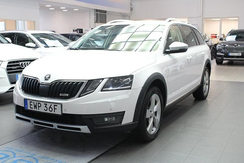 Vit Begagnad 2019 Skoda Octavia Scout Kombi | 214 700 kr (Bra pris) - Bild 1/4