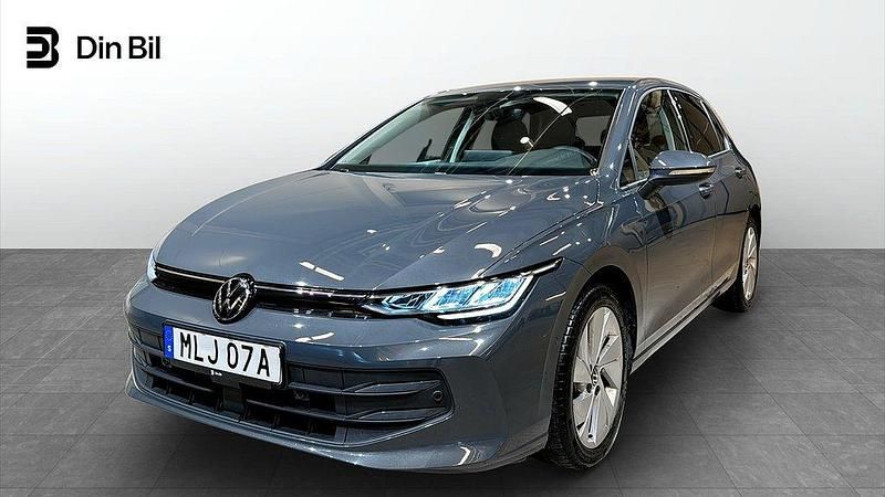 Mörkgrå (dolphin grey metallic) Begagnad 2025 VW Golf VIII Comfortline Halvkombi | 304 900 kr (Marknadspris) - Bild 1/4