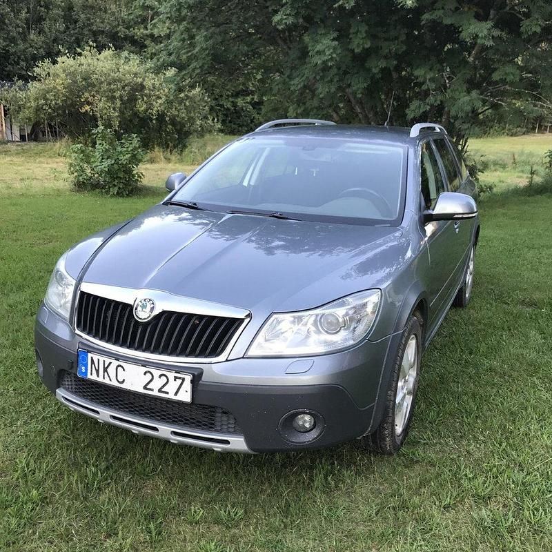 Grå Begagnad 2013 Skoda Octavia Scout Kombi | 69 500 kr (Marknadspris) - Bild 1/3