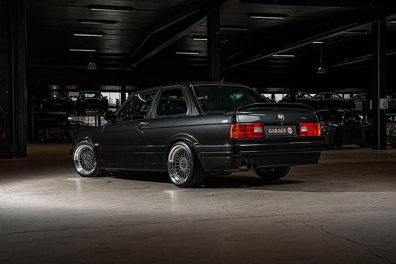 Begagnad BMW 325 M Sport 321 HK (236 kW) 1988 Svart Sportkupé