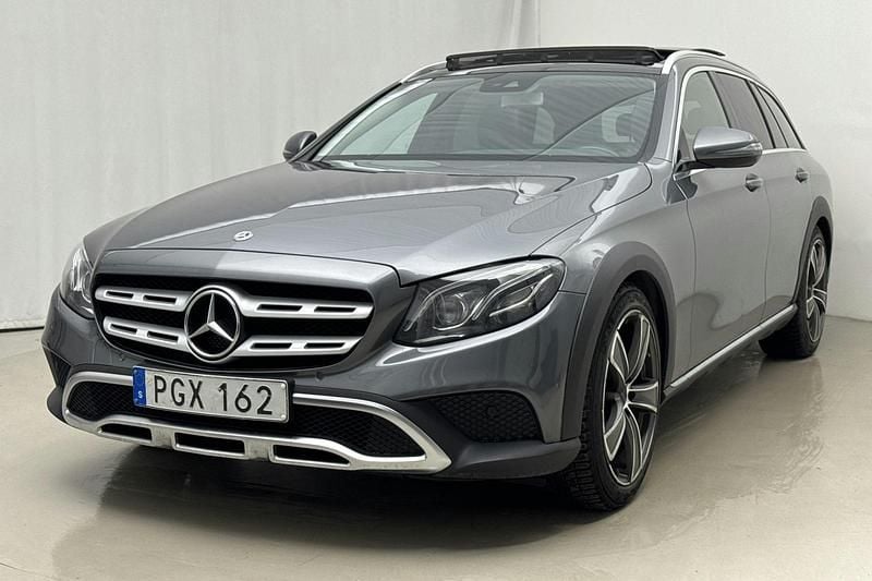 Grå Begagnad 2017 Mercedes E220 Avantgarde Kombi | 226 000 kr (Marknadspris) - Bild 1/4