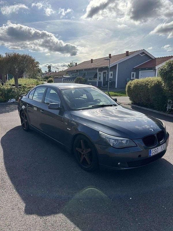 Grå Begagnad 2008 BMW 520 Sedan | 48 500 kr (Superpris) - Bild 1/4