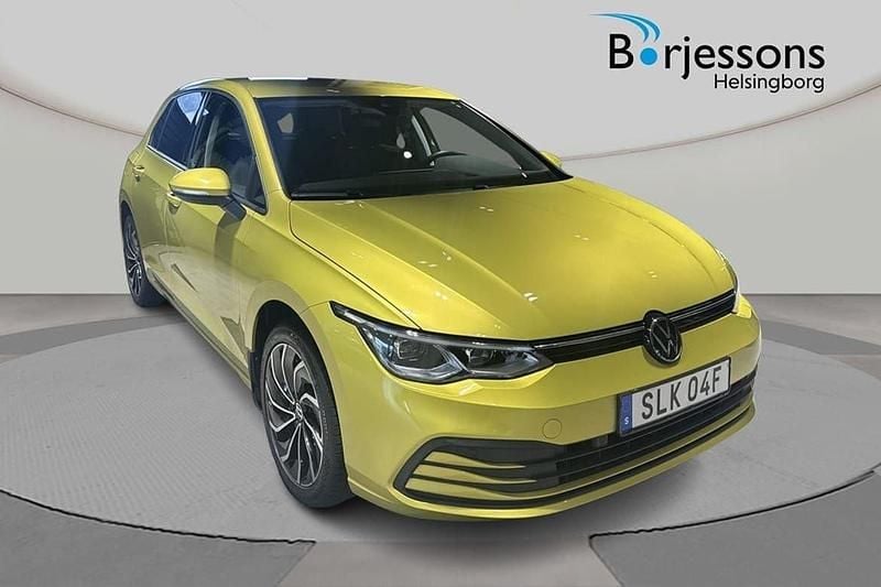 Gul Begagnad 2024 VW Golf VIII Halvkombi | 309 900 kr (Marknadspris) - Bild 1/4