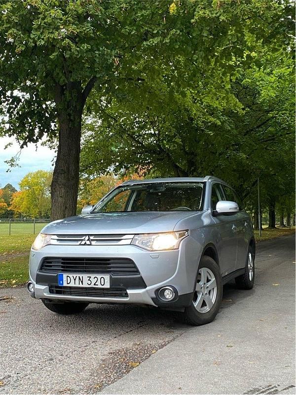 Silver Begagnad 2015 Mitsubishi Outlander Comfort Edition SUV | 159 000 kr (Superpris) - Bild 1/4
