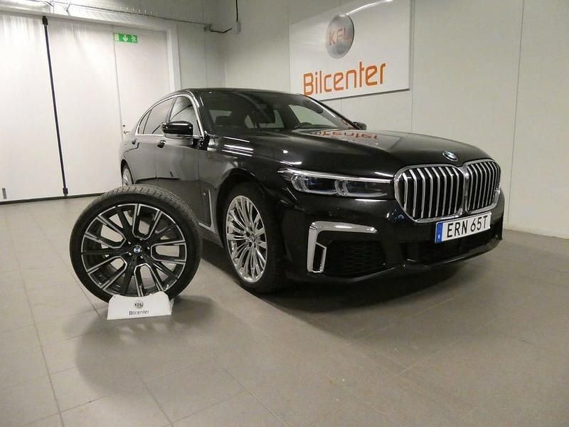 Svart Begagnad 2021 BMW 745 M Sport Sedan | 639 900 kr - Bild 1/3
