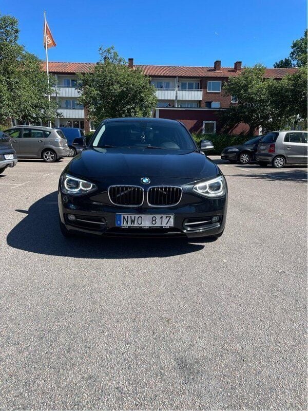 Svart Begagnad 2014 BMW 116 Sport Line Halvkombi | 105 000 kr (Marknadspris) - Bild 1/4