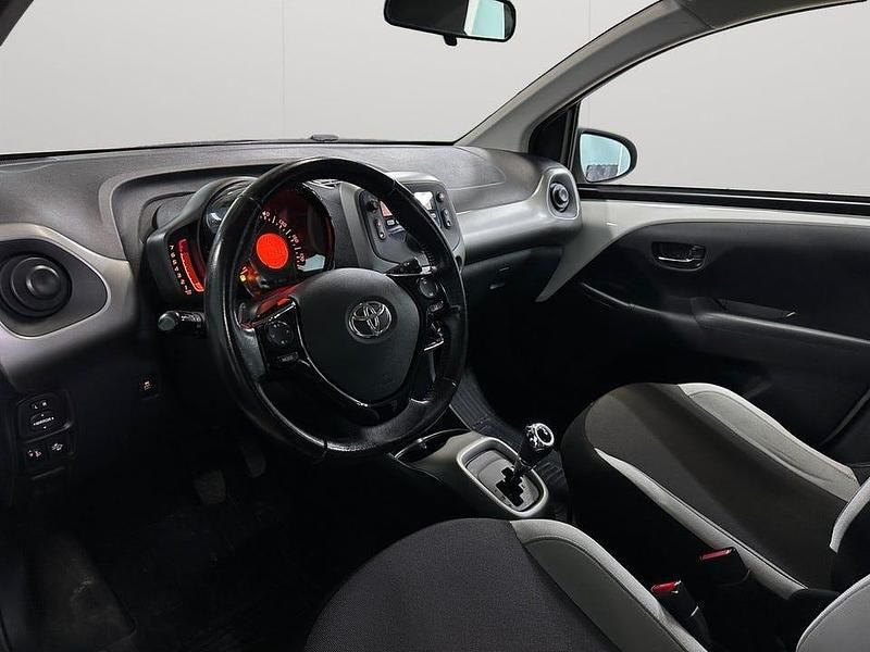 Begagnad Toyota Aygo X-play 69 HK (50 kW) 2017 Vit Halvkombi