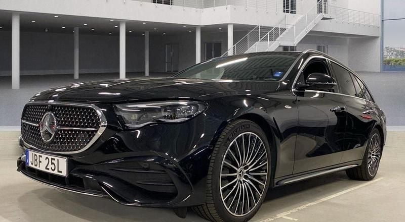 Svart (obsidiansvart metallic ) Begagnad 2024 Mercedes E300 Premium Kombi | 598 000 kr - Bild 1/4
