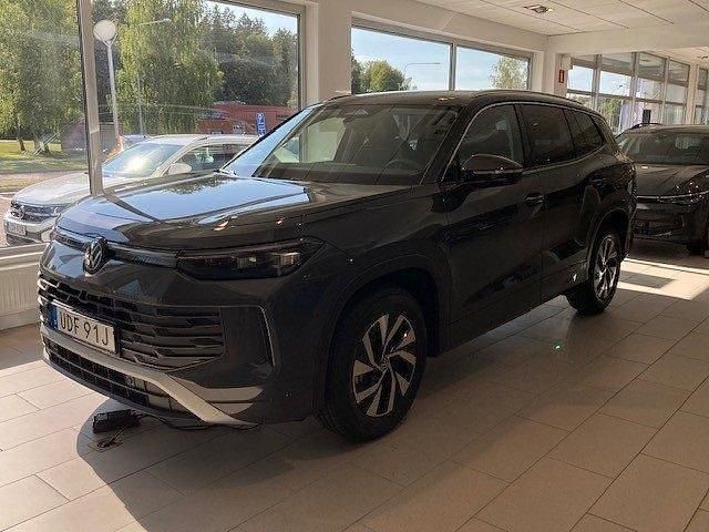 Grå Ny 2025 VW Tayron Life SUV | 523 500 kr (Marknadspris) - Bild 1/4