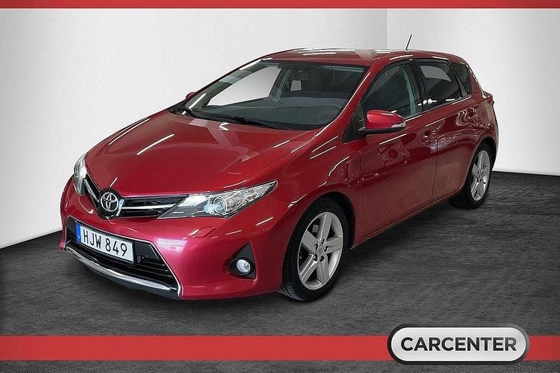Mörkröd Begagnad 2014 Toyota Auris Style Halvkombi | 79 500 kr (Marknadspris) - Bild 1/4