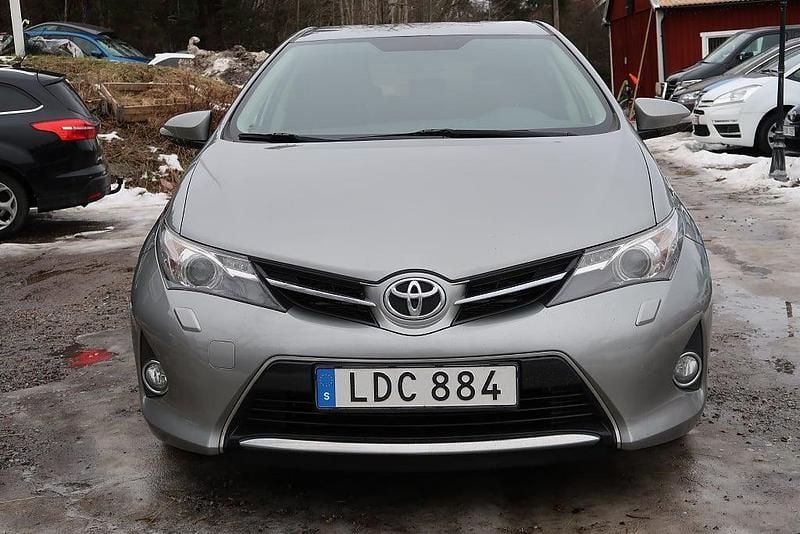 Begagnad Toyota Auris Edition 124 HK (91 kW) 2015 Grå Halvkombi