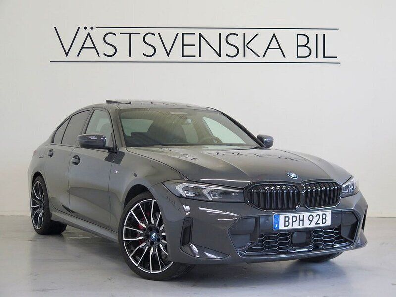 Grå Begagnad 2023 BMW 330e M Sport Sedan | 599 000 kr - Bild 1/4