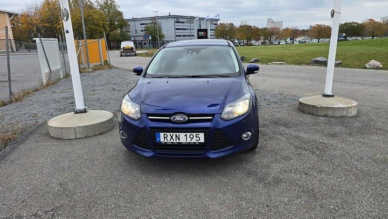 Blå Begagnad 2014 Ford Focus Titanium Kombi | 43 000 kr (Superpris) - Bild 1/4