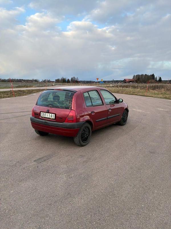 Begagnad 2001 Renault Clio II Halvkombi | 15 000 kr (Marknadspris) - Bild 1/4
