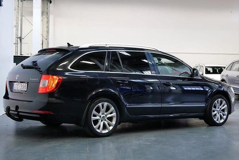 Begagnad Skoda Superb 141 HK (103 kW) 2012 Svart Kombi