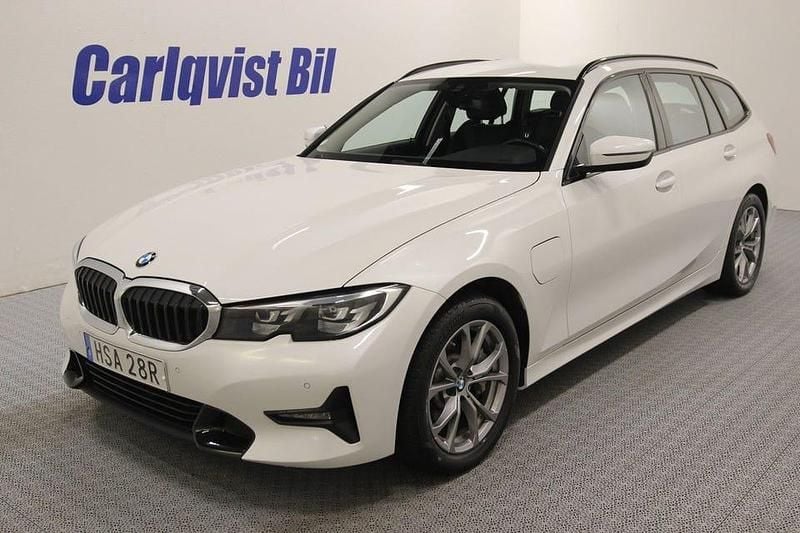 Vit metallic Begagnad 2021 BMW 330 Sport Line Kombi | 299 000 kr (Superpris) - Bild 1/4