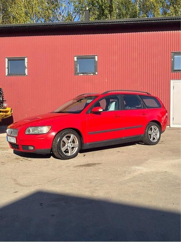 Röd Begagnad 2004 Volvo V50 Kombi | 32 000 kr (Marknadspris) - Bild 1/2