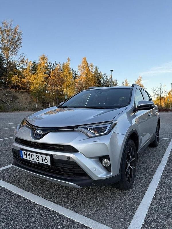 Silver Begagnad 2016 Toyota RAV4 Hybrid Active SUV | 150 000 kr (Marknadspris) - Bild 1/4