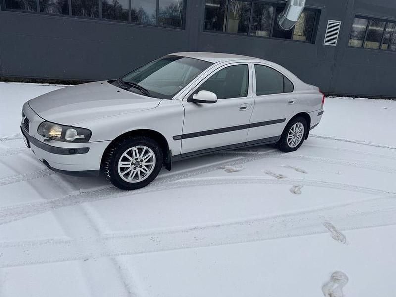 Grå Begagnad 2002 Volvo S60 Sedan | 25 500 kr (Marknadspris) - Bild 1/4