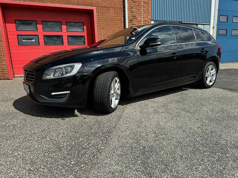 Svart Begagnad 2015 Volvo V60 Momentum Kombi | 120 000 kr (Marknadspris) - Bild 1/4