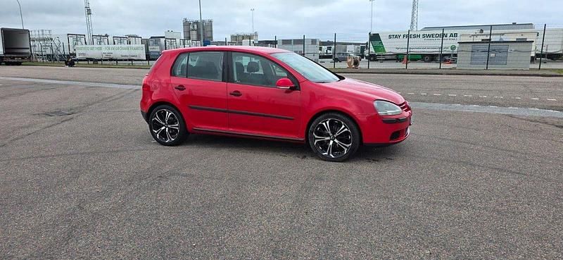 Röd Begagnad 2004 VW Golf IV Halvkombi | 39 000 kr (Marknadspris) - Bild 1/4