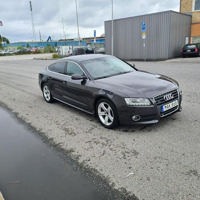 Grå Begagnad 2011 Audi A5 Sportback Comfort Halvkombi | 79 000 kr (Marknadspris) - Bild 1/4