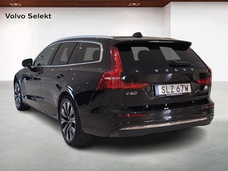 Begagnad Volvo V60 Core 355 HK (261 kW) 2024 Svart Kombi