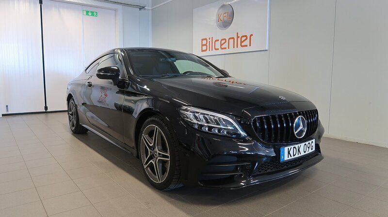 Svart Begagnad 2018 Mercedes C220 AMG line Sportkupé | 299 900 kr (Marknadspris) - Bild 1/4