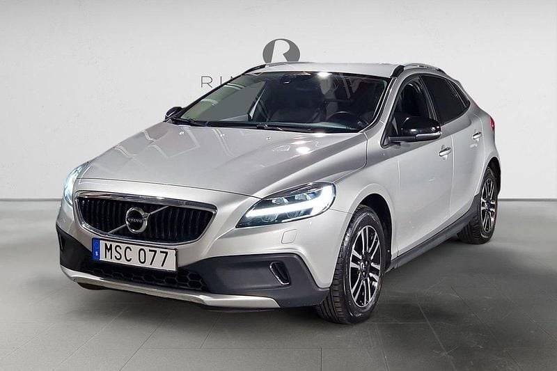Silver Begagnad 2018 Volvo V40 CC Momentum Kombi | 189 900 kr (Marknadspris) - Bild 1/3
