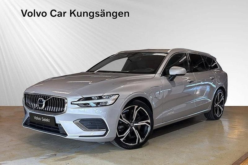 Silver Begagnad 2022 Volvo V60 Core Kombi | 389 900 kr (Marknadspris) - Bild 1/3