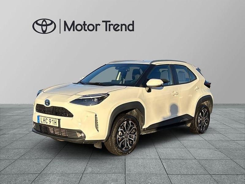 Vit Begagnad 2022 Toyota Yaris Hybrid Active | 279 000 kr (Dyr) - Bild 1/3