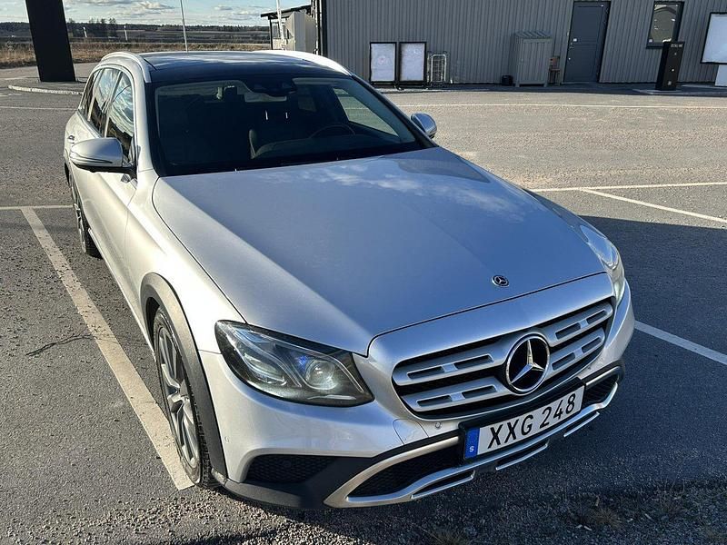 Silver Begagnad 2017 Mercedes E220 Avantgarde Kombi | 249 500 kr (Marknadspris) - Bild 1/4