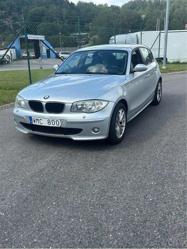 Grå Begagnad 2005 BMW 120 Advantage Halvkombi | 40 000 kr (Bra pris) - Bild 1/4
